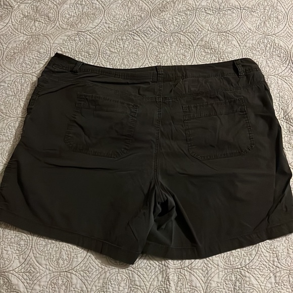Black cargo shorts - Picture 2 of 5